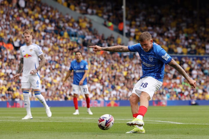 Elias Sörensen im Trikot von Portsmouth beim Torschuss gegen Leeds United