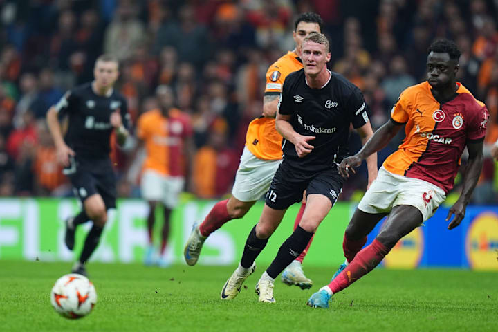 Emil Holten ist hier zwischen zwei Gegenspielern im Europa-League-Duell gegen Galatasaray Istanbul zu sehen