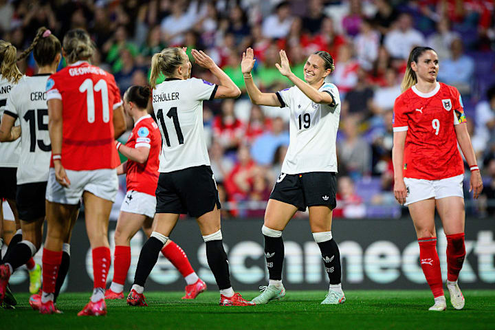 Lea Schüller und Klara Bühl jubeln gemeinsam