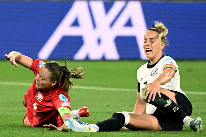 Der Schockmoment: Gwinn hält sich nach einer Rettungsaktion im Strafraum das linke Knie