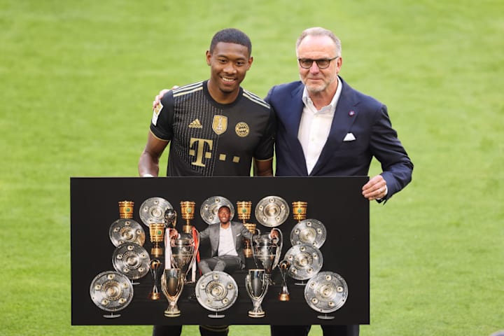 Verdiente Vereins-Ikone: David Alaba mit Karl-Heinz Rummenigge