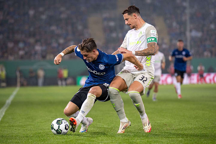 Marco Friedl (r) im Kampf um den Ball