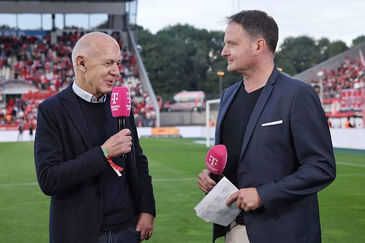 DFB-Präsident Bernd Neuendorf (l) beim Drittligaspiel zwischen RW Essen und 1860 München 