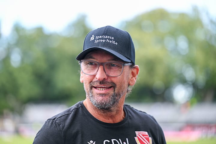 Kann sich auf die zweite Pokalrunde freuen: Cottbus-Coach Claus-Dieter Wollitz