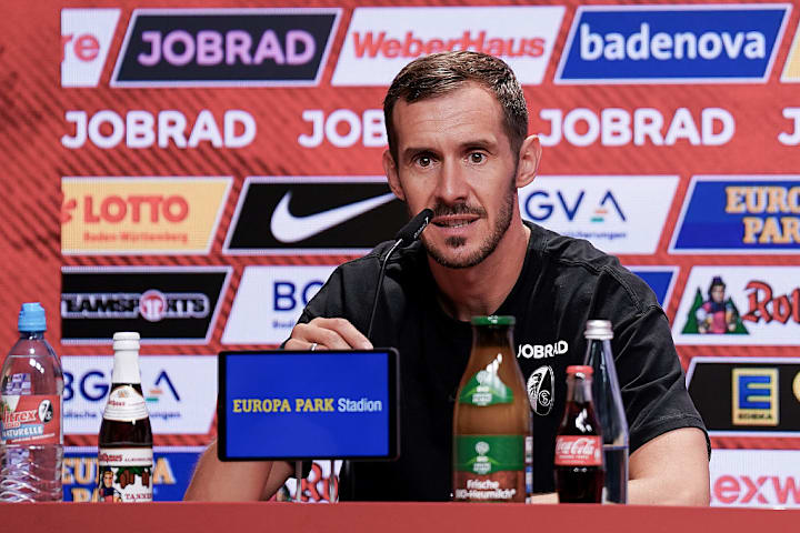 Hat Gefallen am Handshake-Dialog gefunden: SC Freiburg-Coach Julian Schuster