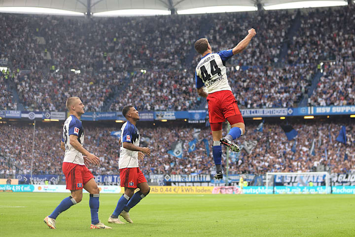 Luka Vuskovic (Nr 44) bejubelt seinen Treffer zum 1:0