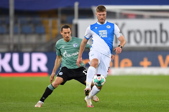 Bielefelds Fabian Klos gegen Schalkes Stambouli