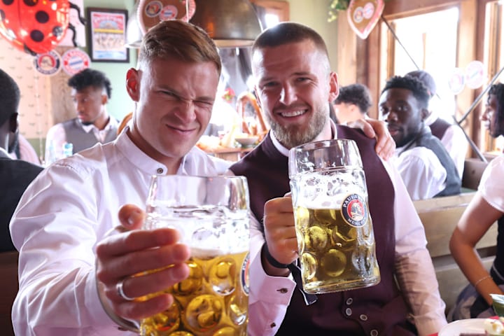 Joshua Kimmich zusammen mit Ex-Münchner Eric Dier beim Oktoberfest 2024