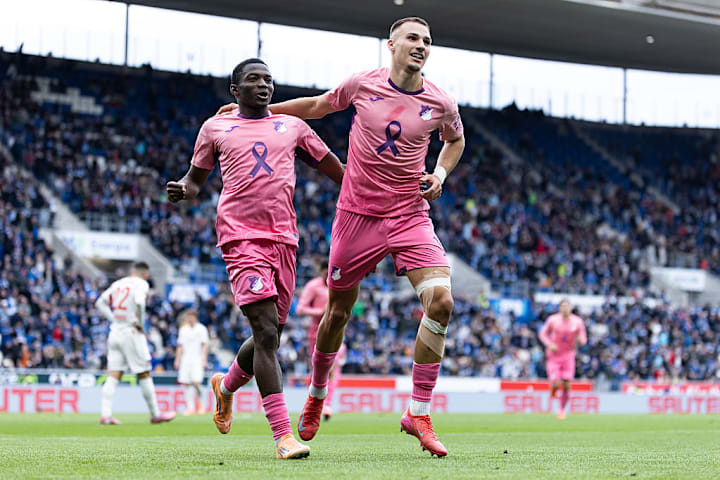 Bazoumana Toure und Tim Lemperle jubeln im pinken Trikot