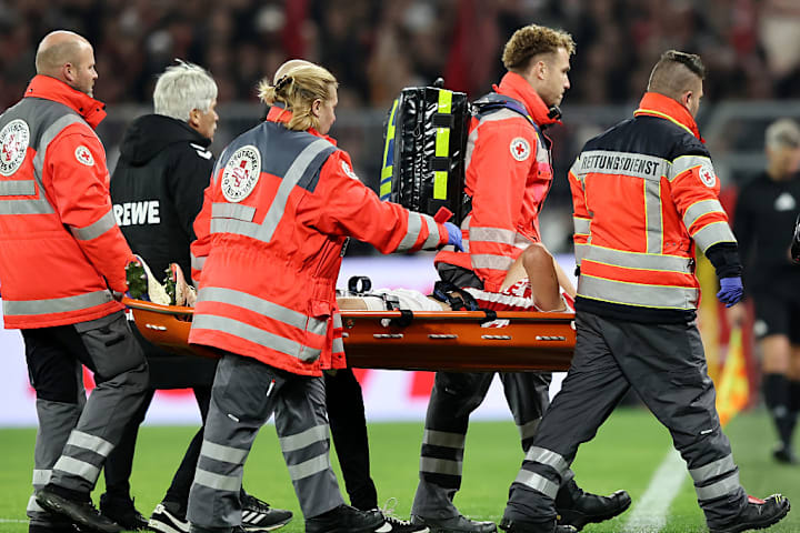 Timo Hübers musste vom Platz getragen werden