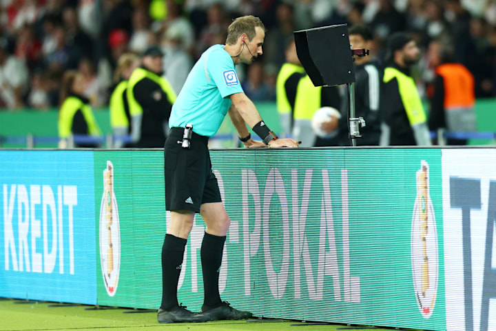 Ab dem Achtelfinale steht den Schiedsrichtern nun der VAR zur Seite