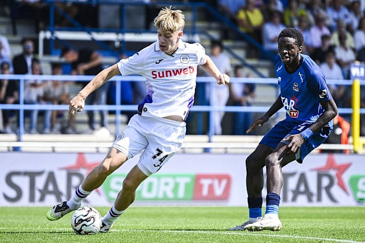 Im Visier des FC Bayern und des BVB: Nathan De Cat (l.)