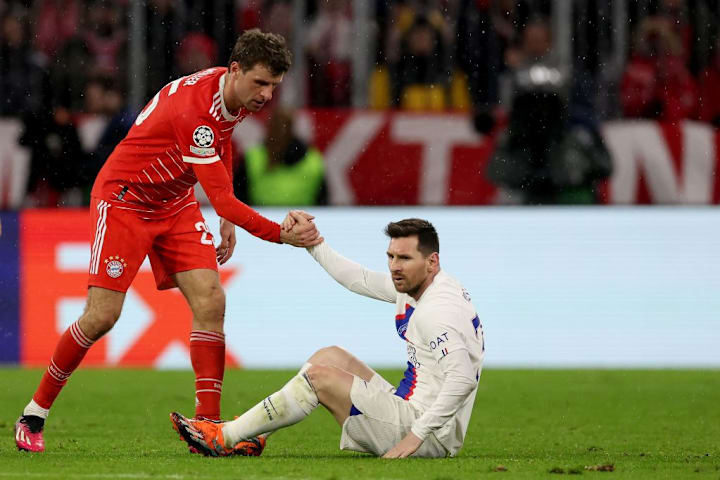 Hat im direkten Duell mit Messi ganz klar Oberwasser: Thomas Müller (l.)