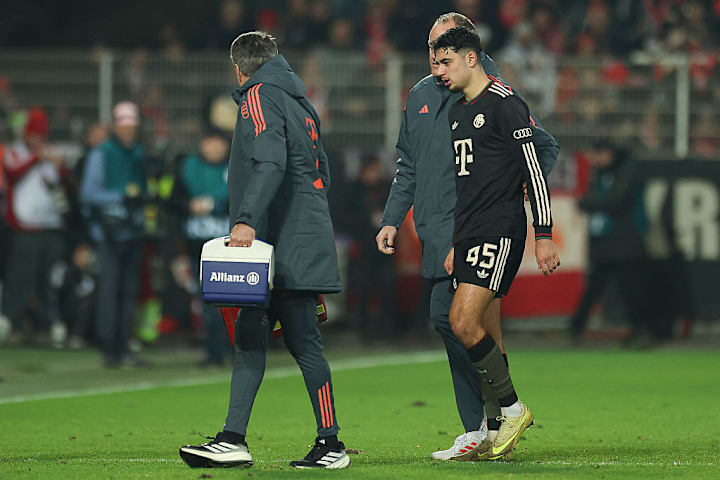 Aleksandar Pavlovic musste gegen Union ausgewechselt werden