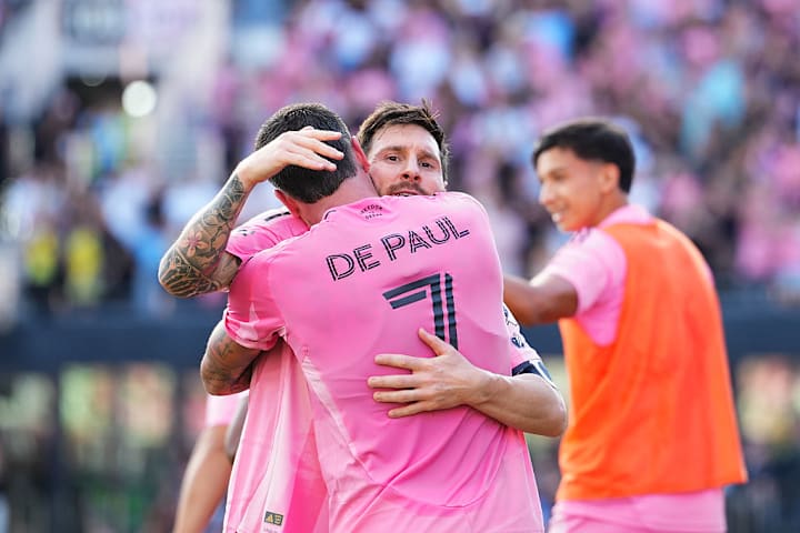 Lionel Messi feiert mit Siegtorschütze Rodrigo de Paul