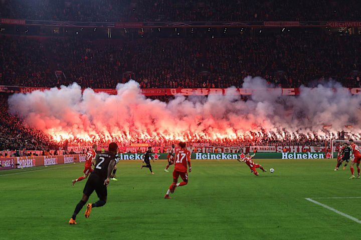 Zu Beginn der zweiten Halbzeit zündeten die Bayern-Fans ihre Pyro-Show