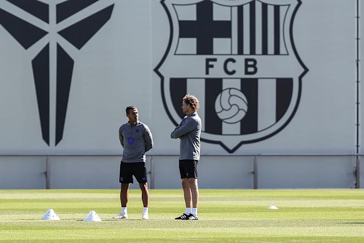 Thiago mit Trainerkollege Marcus Sorg auf dem Trainingsgelände des FC Barcelona