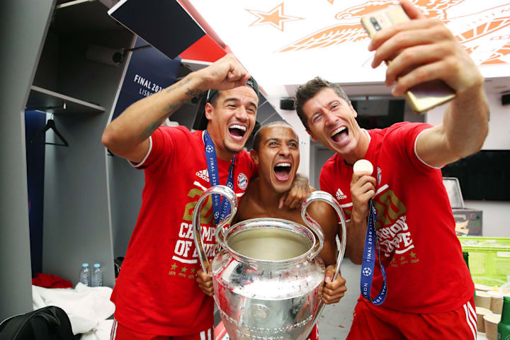 Thiago (m.) bejubelt den CL-Titel mit Philippe Coutinho (l.) und Robert Lewandowski (r.)