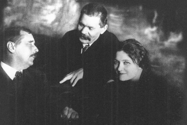 Moura Budberg With Herbert George Wells And Maxim Gorky In Petrograd