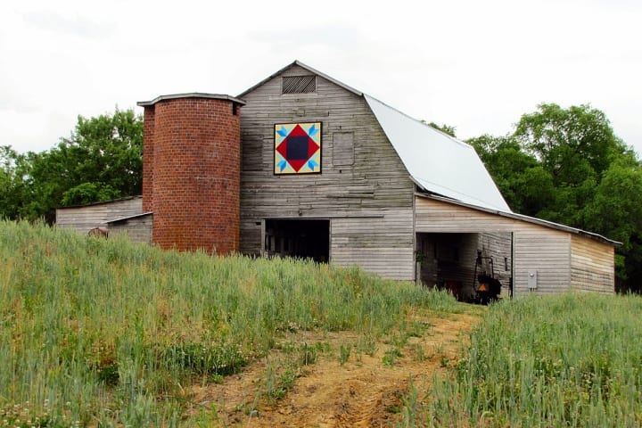 Quilt painted on side of barn.