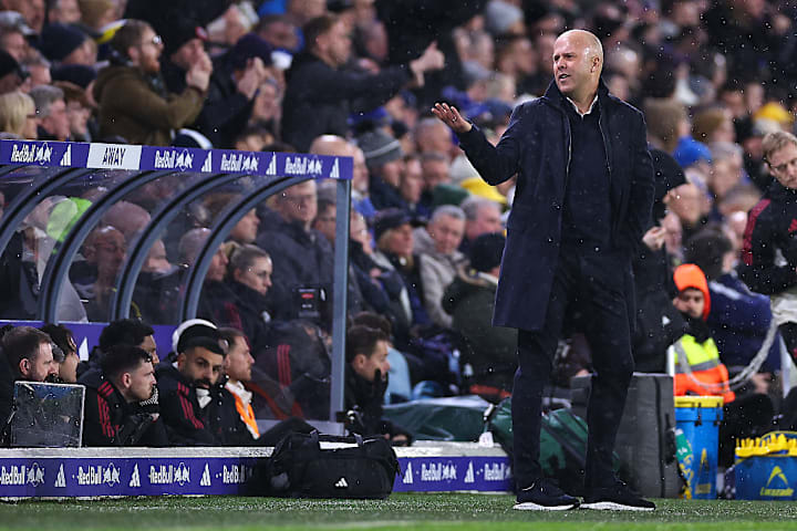 Arne Slot and Mohamed Salah on the bench. 