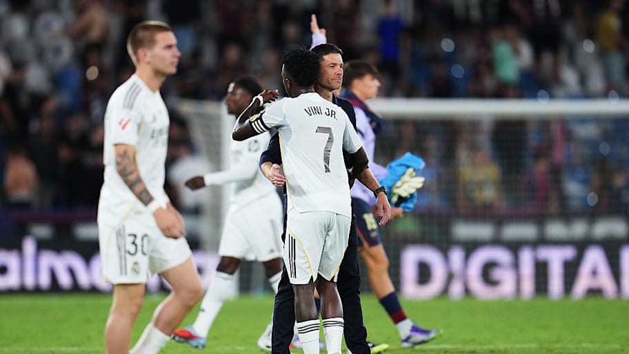 Xabi Alonso and Vinícius Júnior embrace.