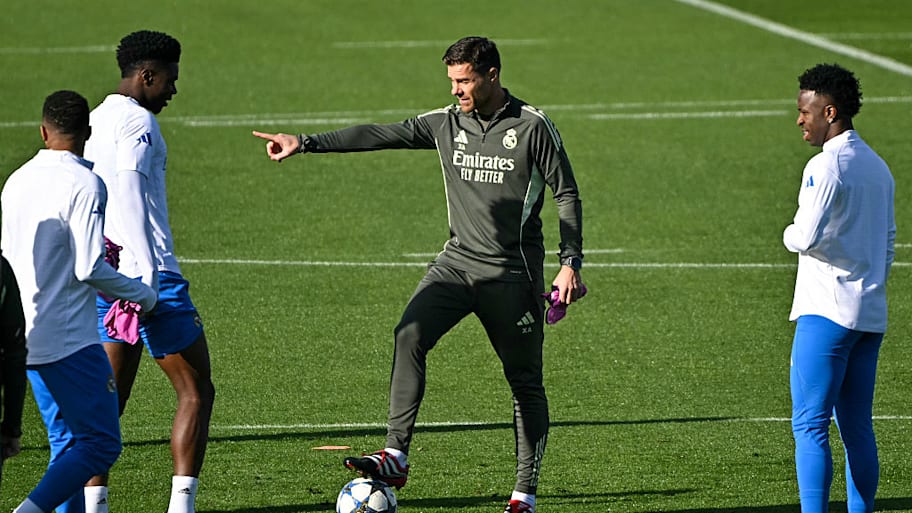 Xabi Alonso leading training