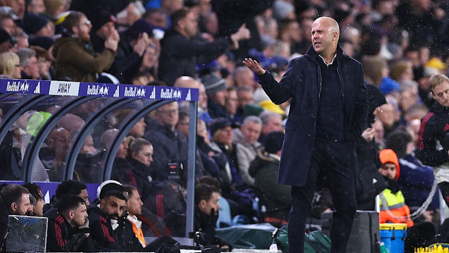 Arne Slot and Mohamed Salah on the bench. 