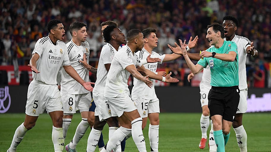 Real Madrid players surround Ricardo de Burgos Bengoetxea