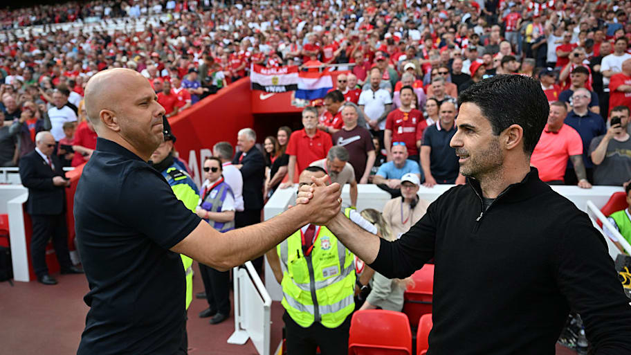 Arne Slot and Mikel Arteta shake hands