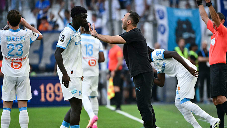 Roberto De Zerbi instructs players.