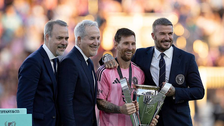 Lionel Messi poses with David Beckham