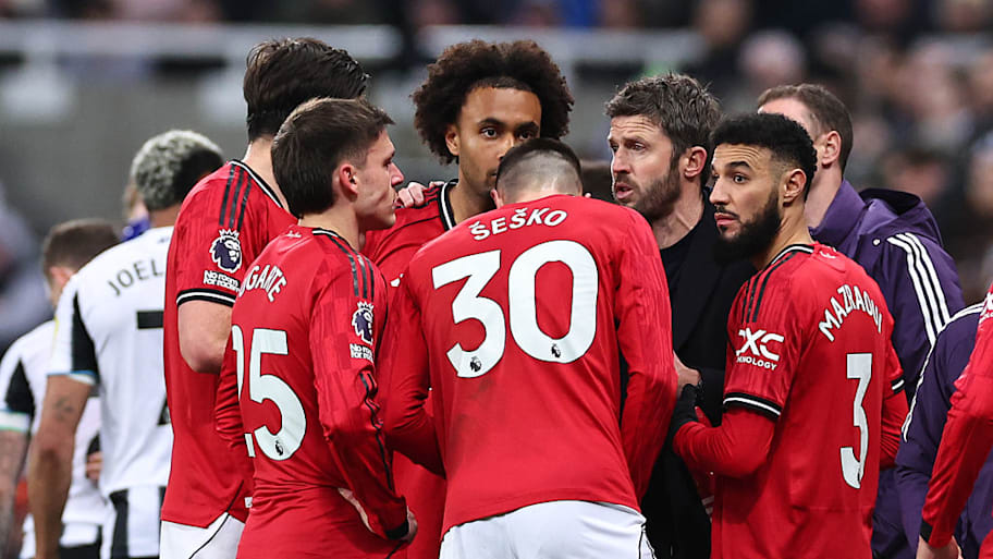 Michael Carrick instructs his Man Utd players vs. Newcastle.