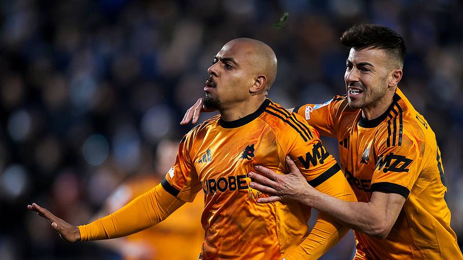 Donyell Malen celebrates for Roma