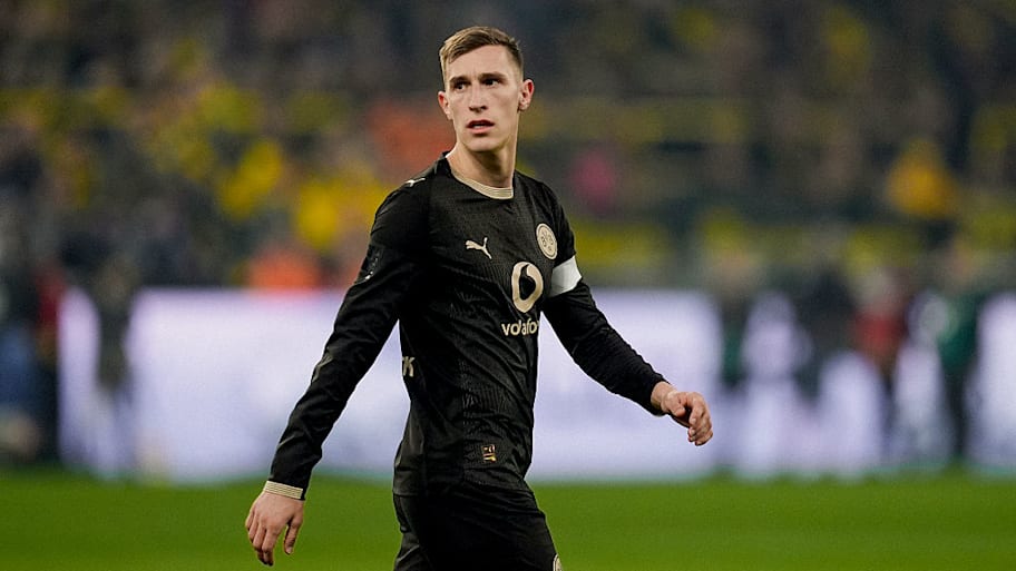 Nico Schlotterbeck in action for Borussia Dortmund.