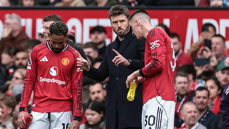 Michael Carrick instructs Man Utd players during a game.