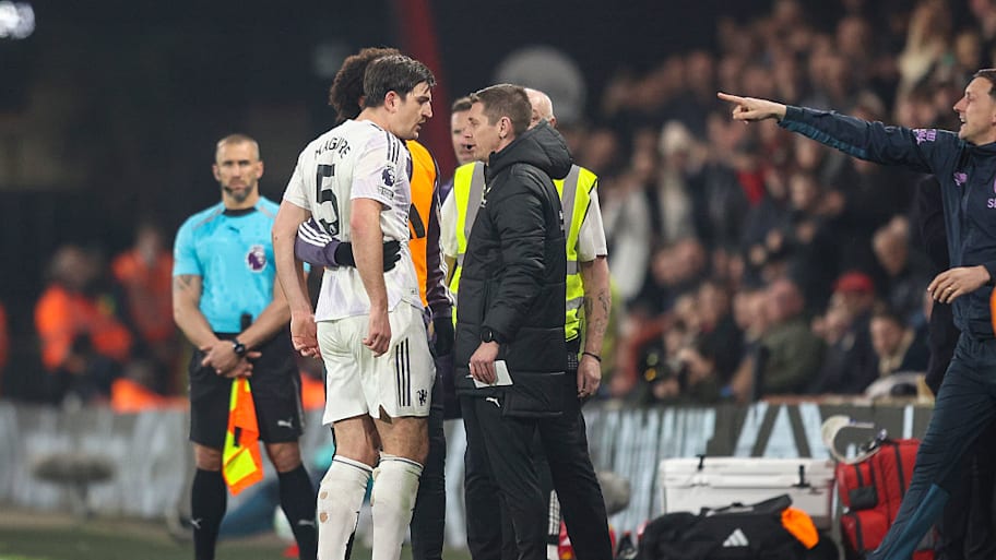 Harry Maguire confronts fourth official, Bournemouth vs. Man Utd