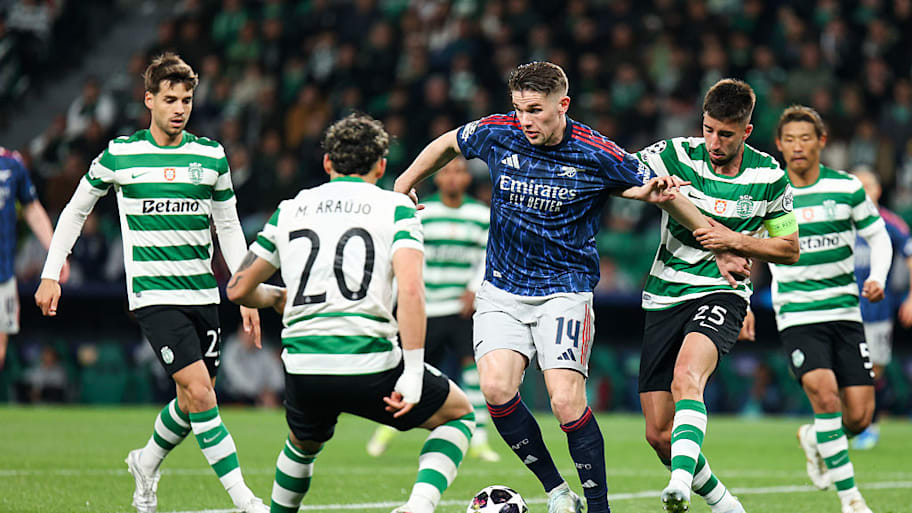 Viktor Gyokeres takes on Sporting CP players.