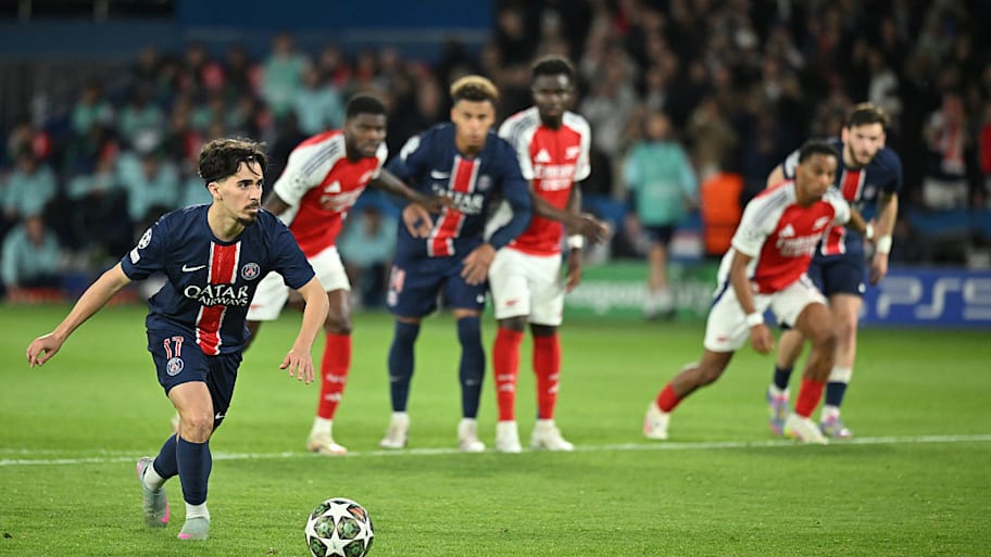 Vitinha take penalty vs. Arsenal