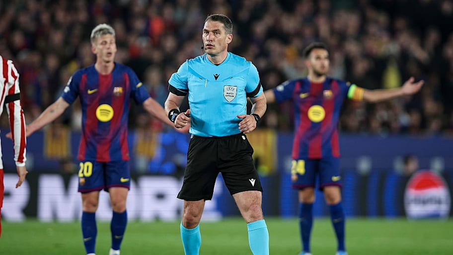 Barcelona protesting to match referee István Kovács.