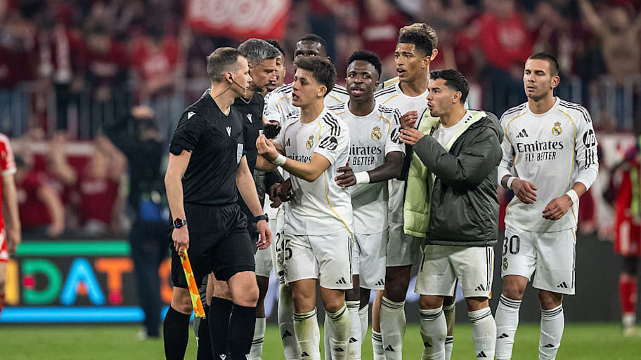 Arde Güler and several Real Madrid players confront referee Slavko Vinčić.