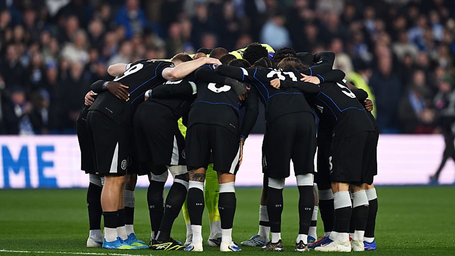 Chelsea player huddle vs. Brighton
