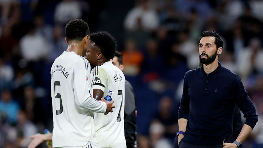 Álvaro Arbeloa (right) with Jude Bellingham and Vinícius Junior.