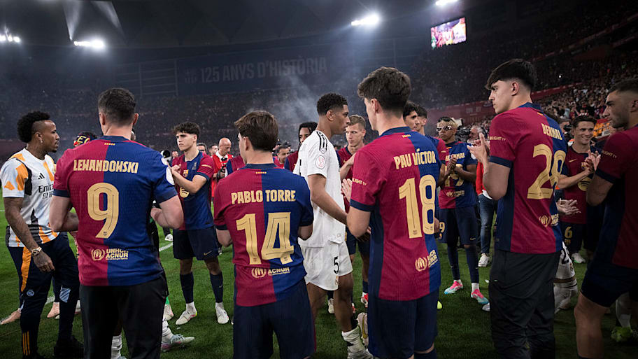 Barcelona give Real Madrid a guard of honor.