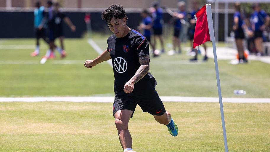 Alex Zendejas kicking