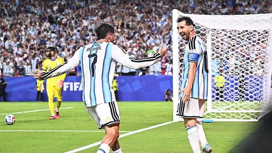 Messi smiling at De Paul
