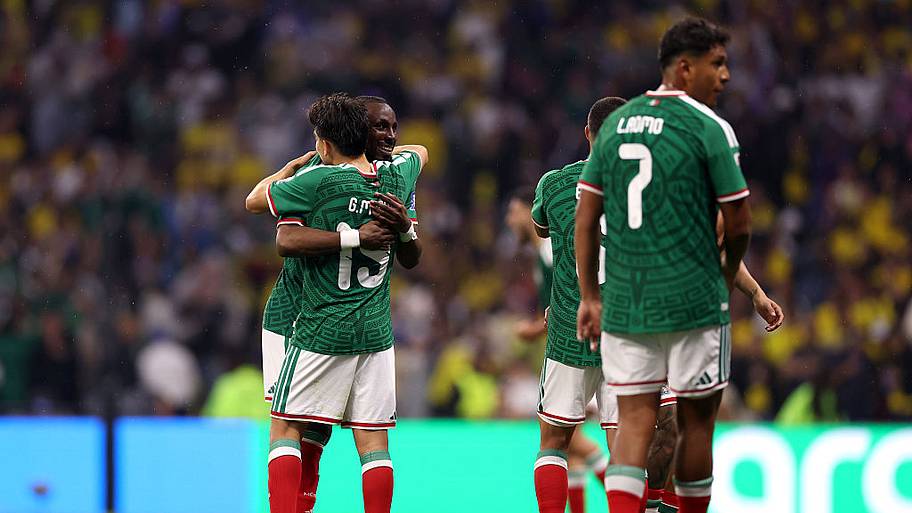 Mora hugging Quinones