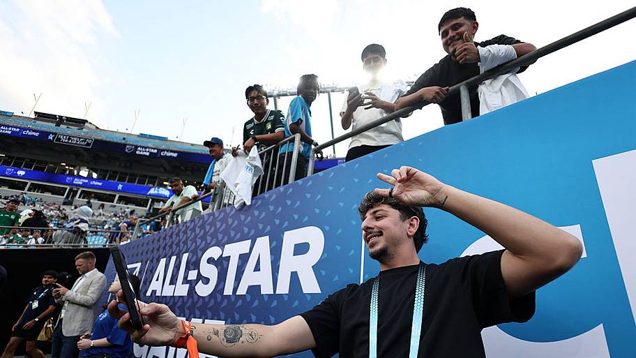 FaZe Rug taking pictures with fans.