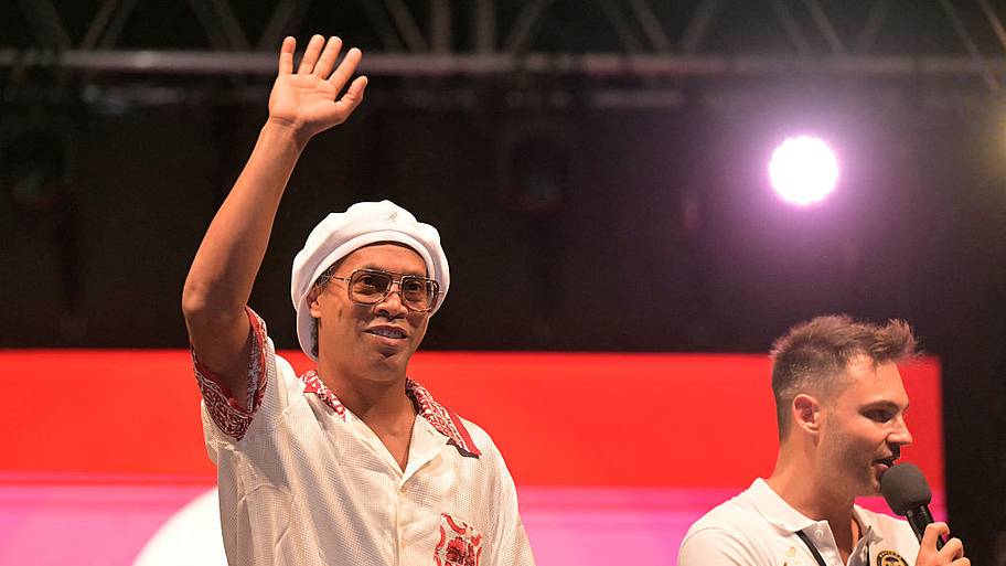 ronaldinho waving