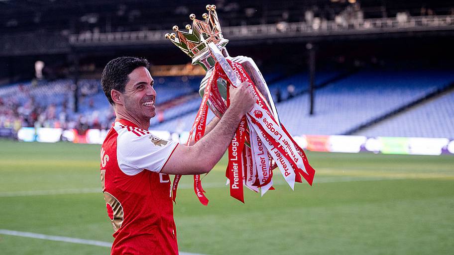 Mikel Arteta with the Premier League trophy